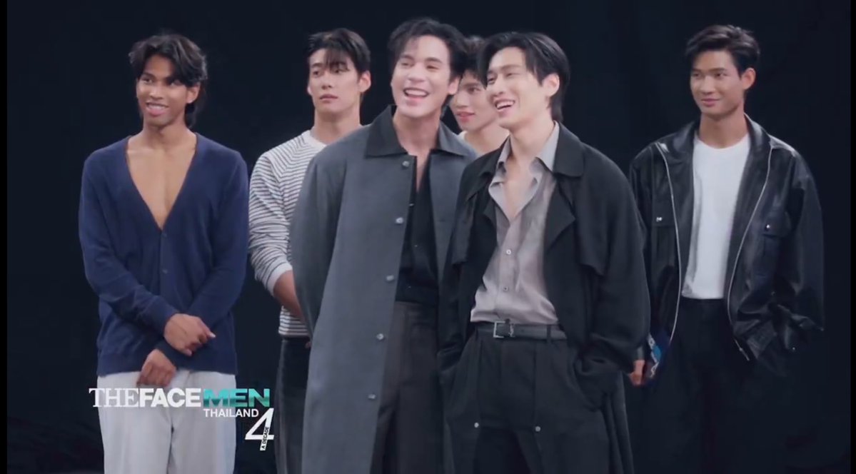 แต่เจดบี๋มานยืนเปนเมนเท่อคุ่กันยังไงให้เหมือนลูกสี่วะ 555555555555555555555555