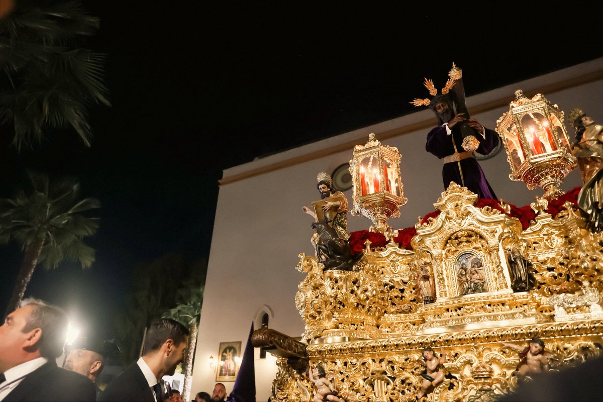 Hdad_LosGitanos's tweet photo. 💜 03:09h. Se acaba la espera y comienza nuestra verdad. 

El Señor de la Salud está en la calle. 

#MadrugáGitana26 
#SaludyAngustias https://t.co/rCq2w1rGXo