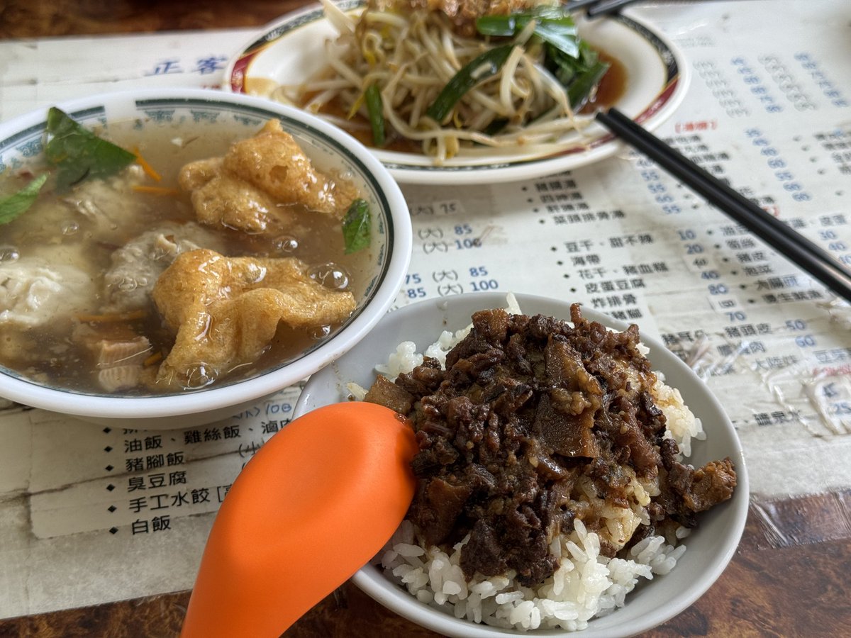 台湾でのメシたち。夕食はほぼ屋内レストランが指定されていたので、朝に街に繰り出して食べてきました。
騎樓の下で街を眺めながら食べるのがやっぱりいいですね…