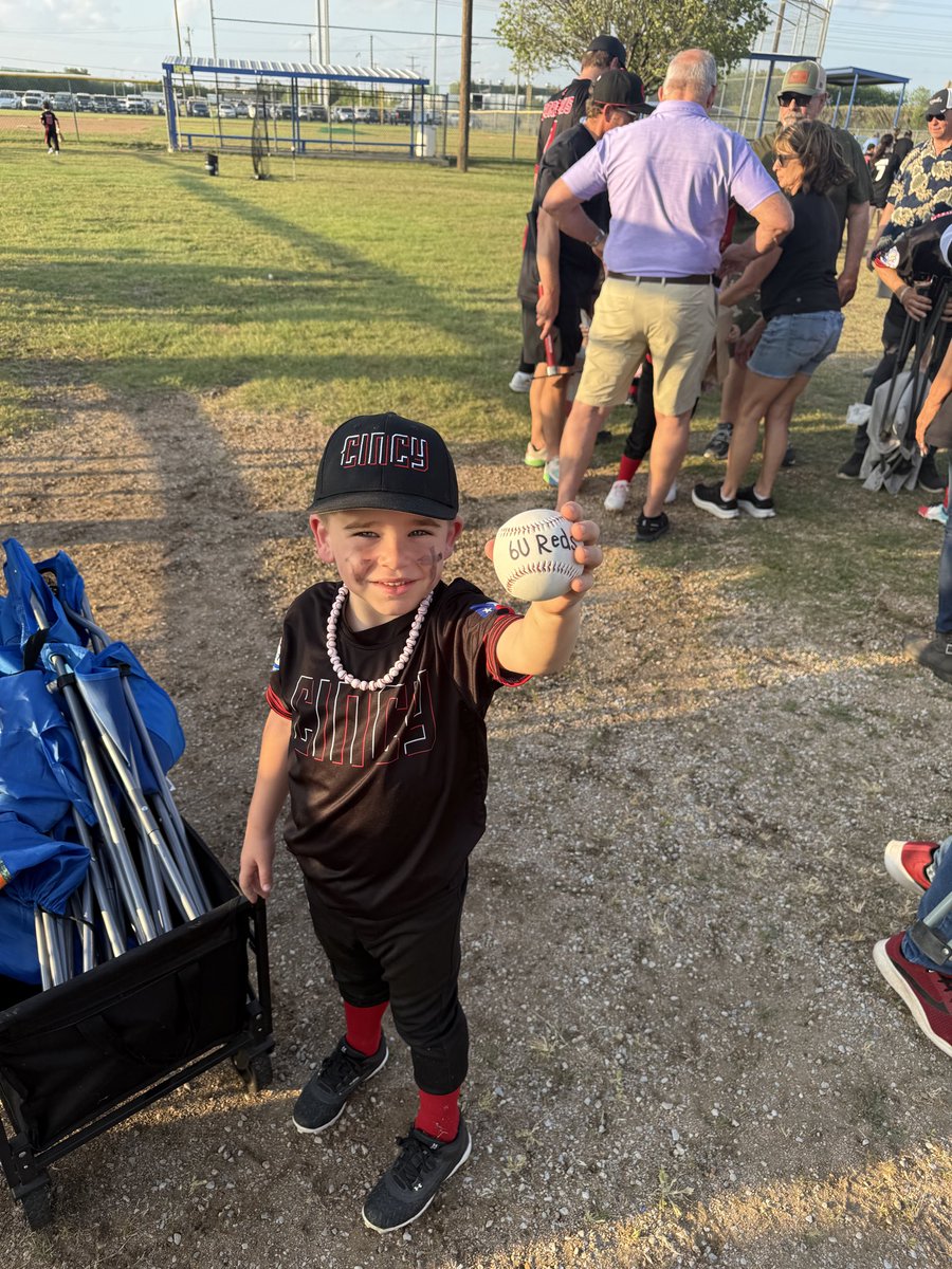 Rangersandchill's tweet image. He stopped at 2nd, then blew through a stop sign at 3rd.. for his first “home run”

#lillefty
#6u
#gameball