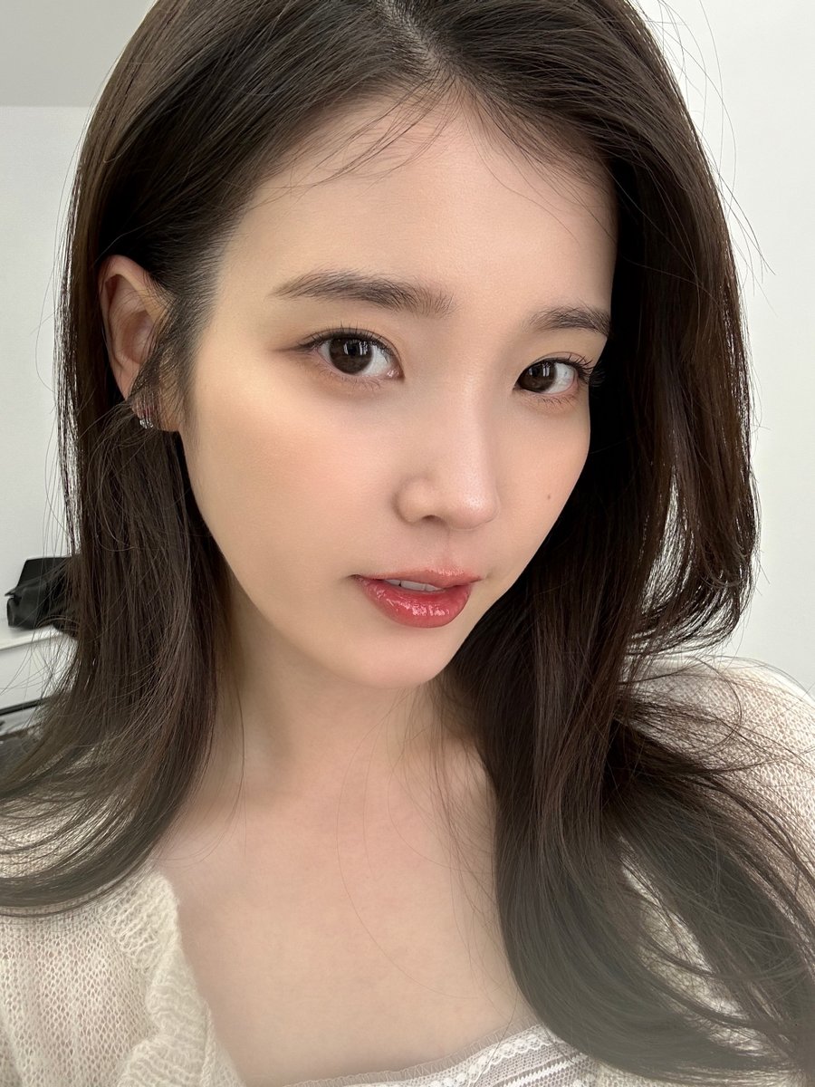 아이유(IU) tweet media