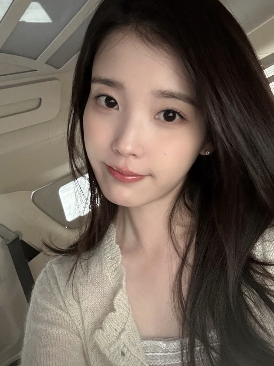 [📷] 
260404 핑계고

핑계고 나온 대군쀼 아이유 괜찮아? 
유애나 : 너무 좋아🙆‍♀️

햇살반 담임 선생님☀️
아이유 아이유 하는 이유가 있습니다

(*정차 중 촬영한 사진입니다.)

#아이유 #IU 
#핑계고