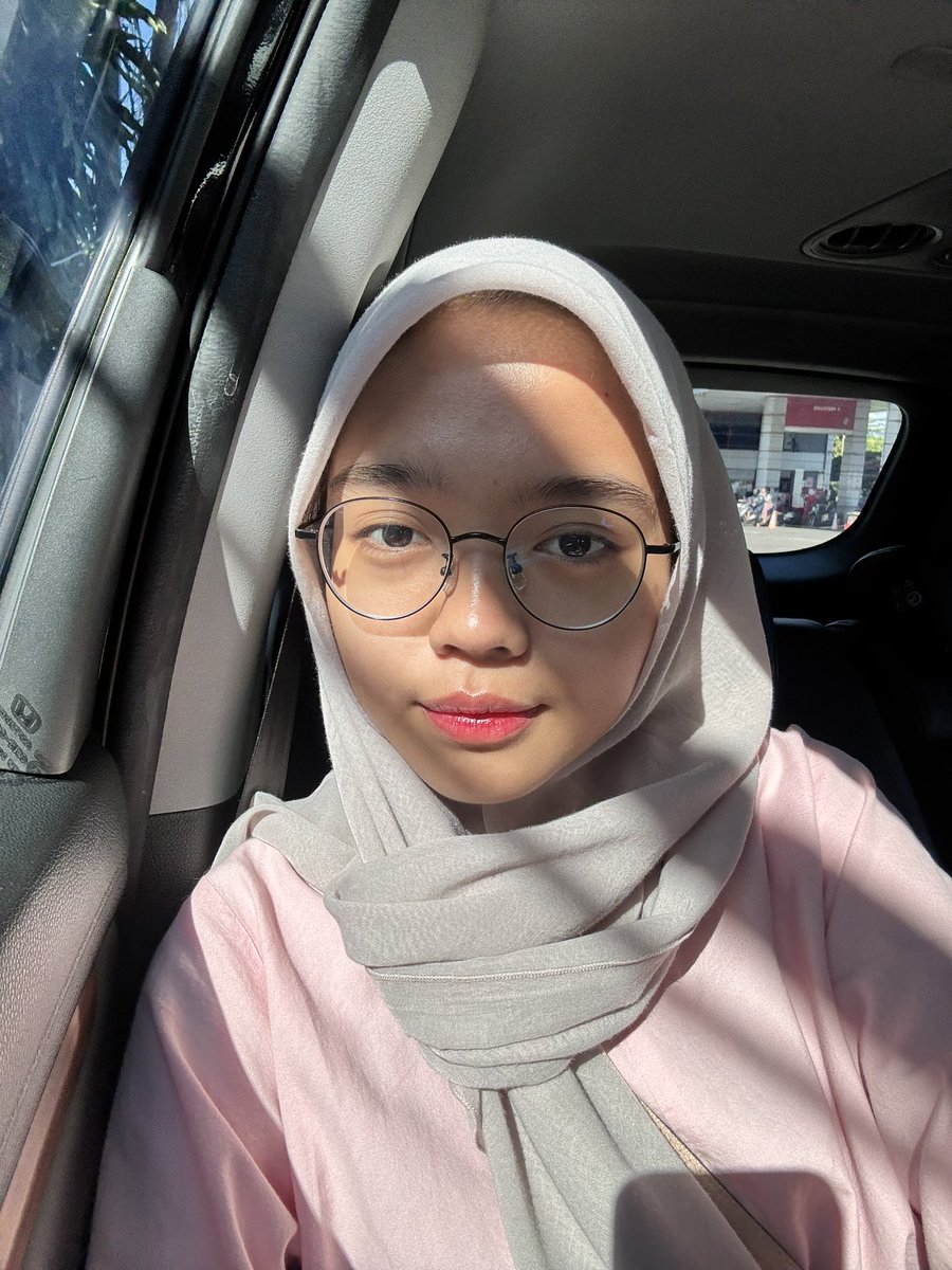 quitem00n's tweet photo. 4. Sunscreen ☀️ 
https://t.co/SN826210q5

INI JUGA DARI JAMAN SMA, kayaknya ini sunscreen sejuta umat… ringan bgt, no white cast, dll. 

Sangat jatuh cinta sejak pandangan pertama. 🫶🏻 https://t.co/OqwrCWWrUQ