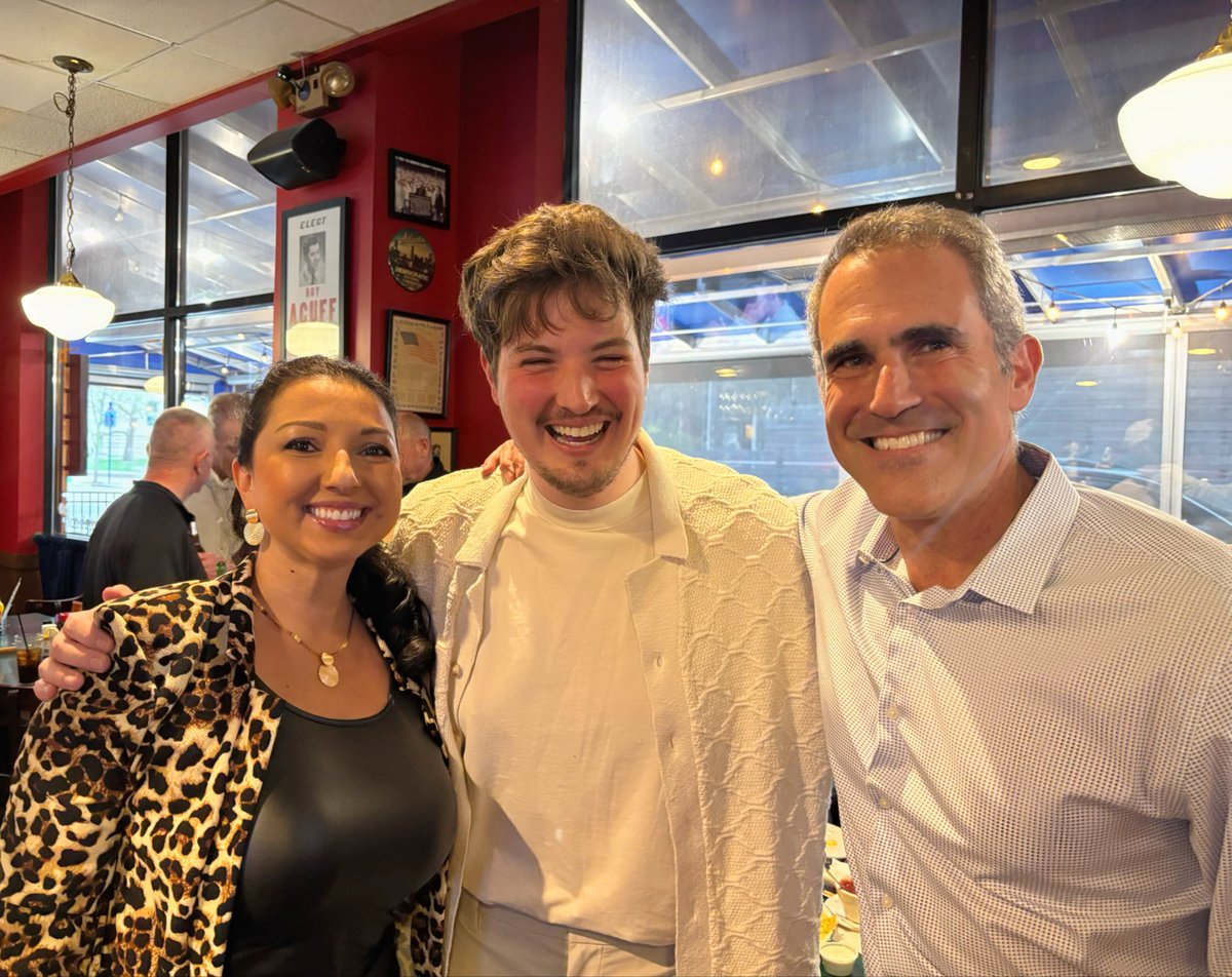 IvettaAbramyan's tweet image. Great Final Four vibes with the best people 

@coleadamss @SethDavisHoops #MFinalFour #squad