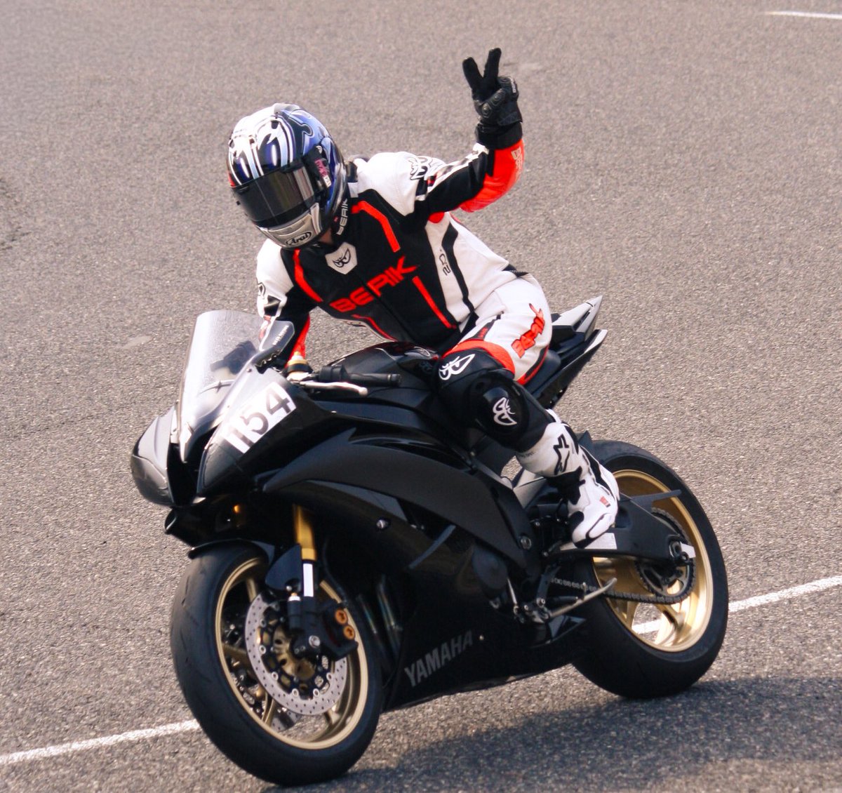 mini__x125's tweet image. バイク増えたから更新✨

名前   たーが
年齢   20歳
車種   YZF R6(13s)
          CRF 250L
          GSXR125
住み   こーべ

今年の目標はもっとバンク角を深く‼️
神戸スポサによく出没する(予定)
ﾖﾛﾁｸﾈ

 #バイク乗りとして軽く自己紹介
 #ヤマハ #ホンダ #スズキ