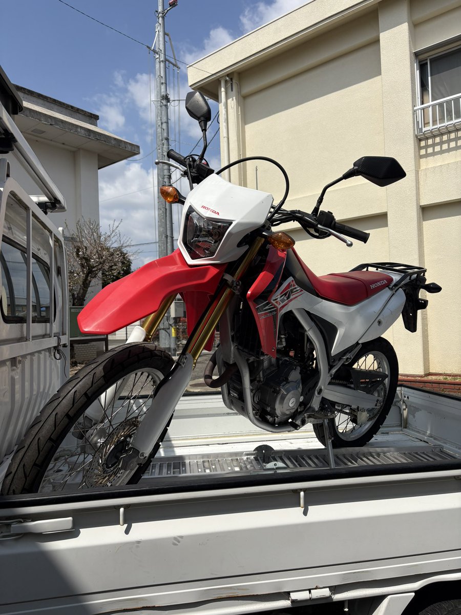 mini__x125's tweet image. バイク増えたから更新✨

名前   たーが
年齢   20歳
車種   YZF R6(13s)
          CRF 250L
          GSXR125
住み   こーべ

今年の目標はもっとバンク角を深く‼️
神戸スポサによく出没する(予定)
ﾖﾛﾁｸﾈ

 #バイク乗りとして軽く自己紹介
 #ヤマハ #ホンダ #スズキ