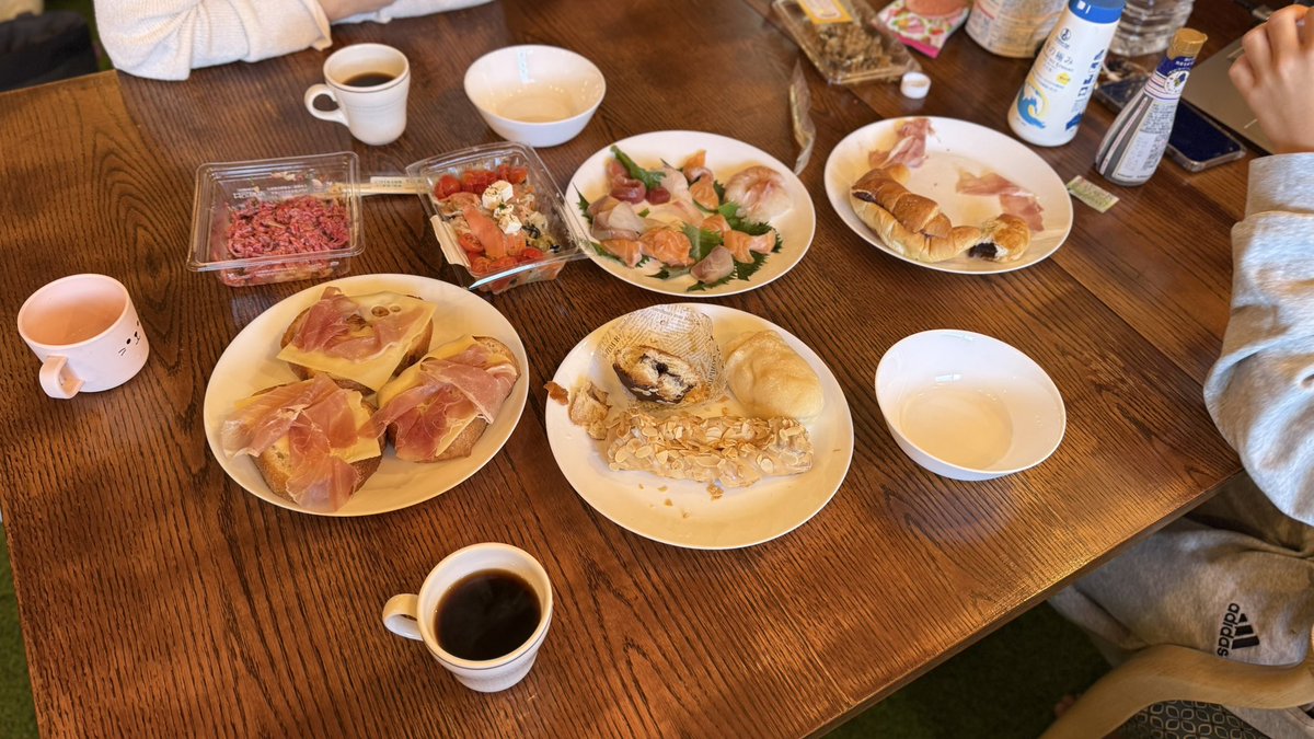 小田原に家族で一泊
贅沢に小田原海鮮と成城石井の惣菜、生ハムで朝食🥞
朝から優雅なひと時だわ、旅行は良い
#朝食　#小田原