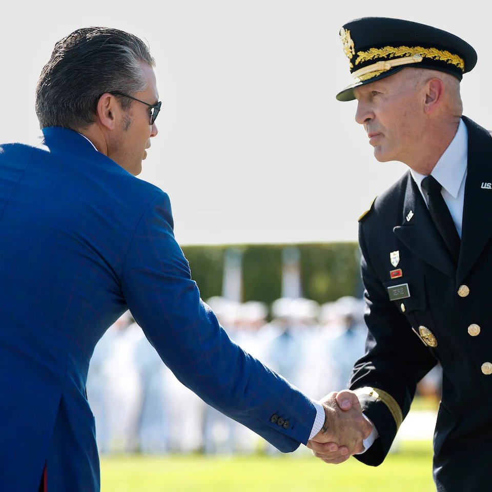 MarioNawfal's tweet image. 🇺🇸 Hegseth didn't just fire one general. He fired three...

Gen. Randy George, the Army Chief of Staff. Gen. David Hodne, head of Training and Transformation Command. 

And Maj. Gen. William Green Jr., the chief of Army chaplains. 

All removed the same day, no explanation given