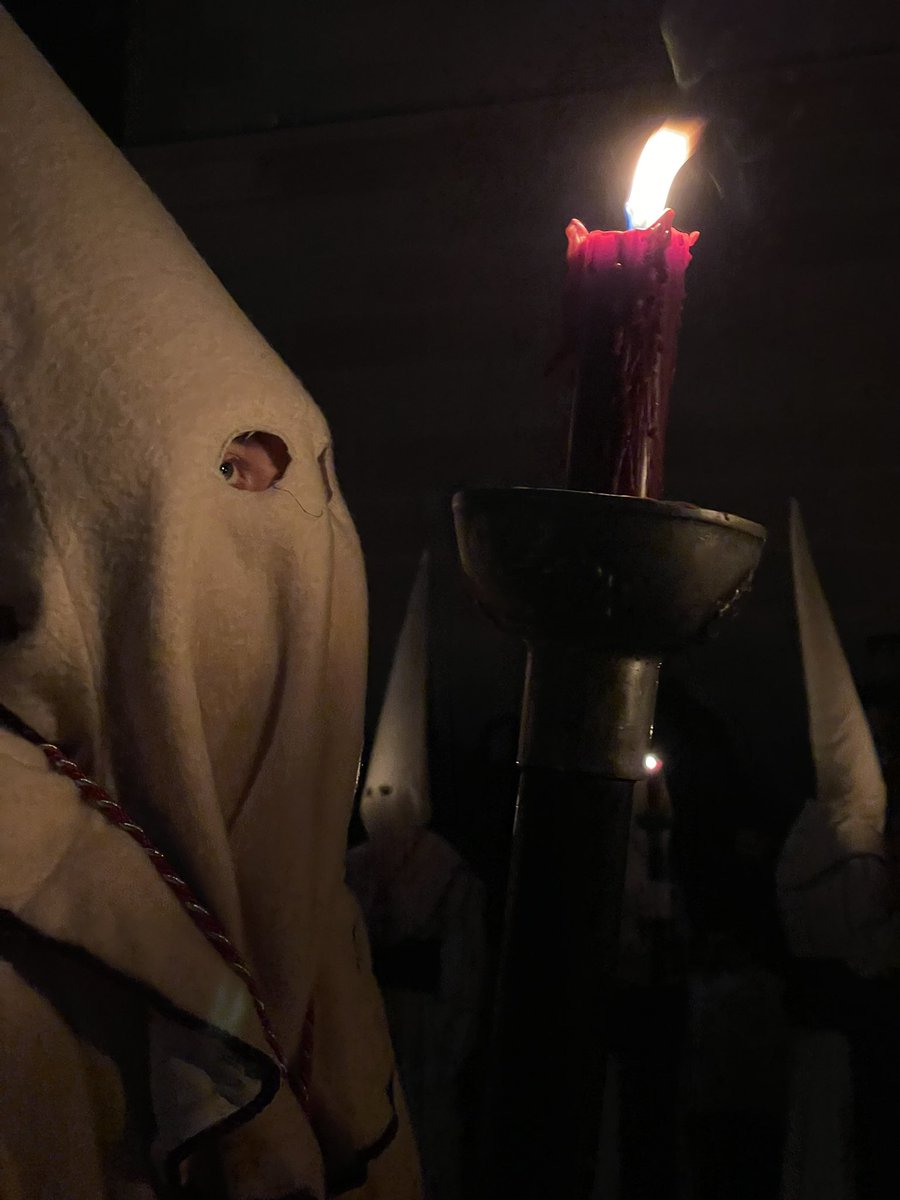 manu_centeno's tweet photo. Plaza de Viriato, #Zamora en noche de Jueves Santo. Penitente Hermandad de Jesús Yacente. La talla es del vallisoletano Francisco Fermín, discípulo aventajado del taller de Gregorio Fernández. El coro de la hermandad entona el Miserere a su paso. https://t.co/6921YMMN0y