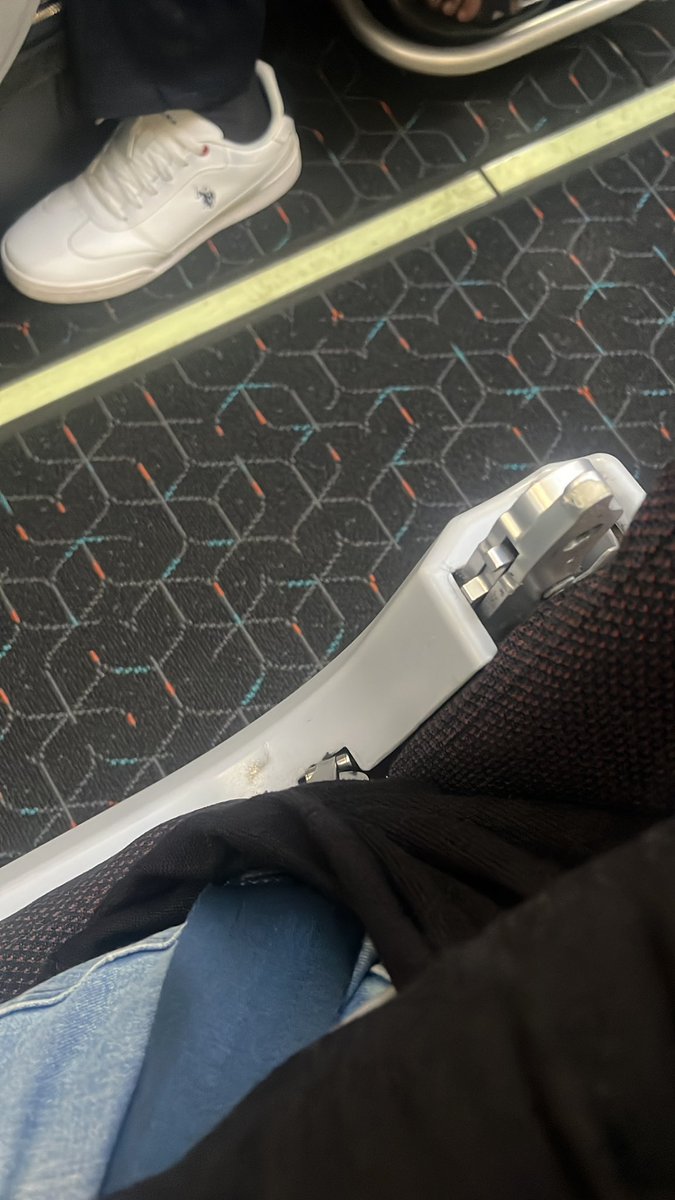 ShraddhaNair27's tweet photo. What’s happening @AirIndiaX? How can you even sell this seat to anyone seat 21 C? It has no side handle. Flight IX2367 (Mumbai to Goa). https://t.co/tgQbhZQ7MP