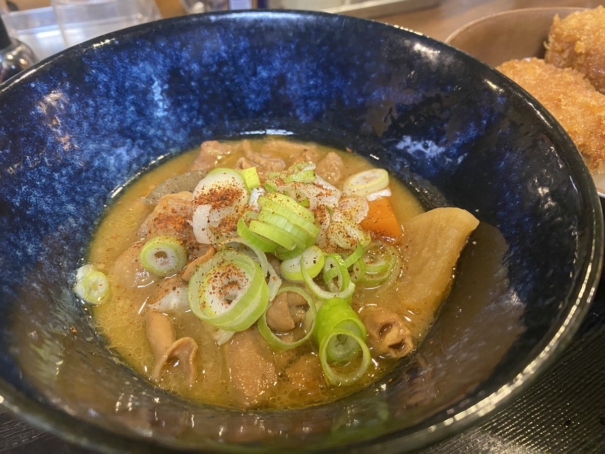 おはよう御座います。麺屋鶴と亀白髪おじさんです。
本日も通常通り営業です🈺
モツ煮ご提供出来ます☝️
京都っぽいラーメン🍜こちらもオススメです💁