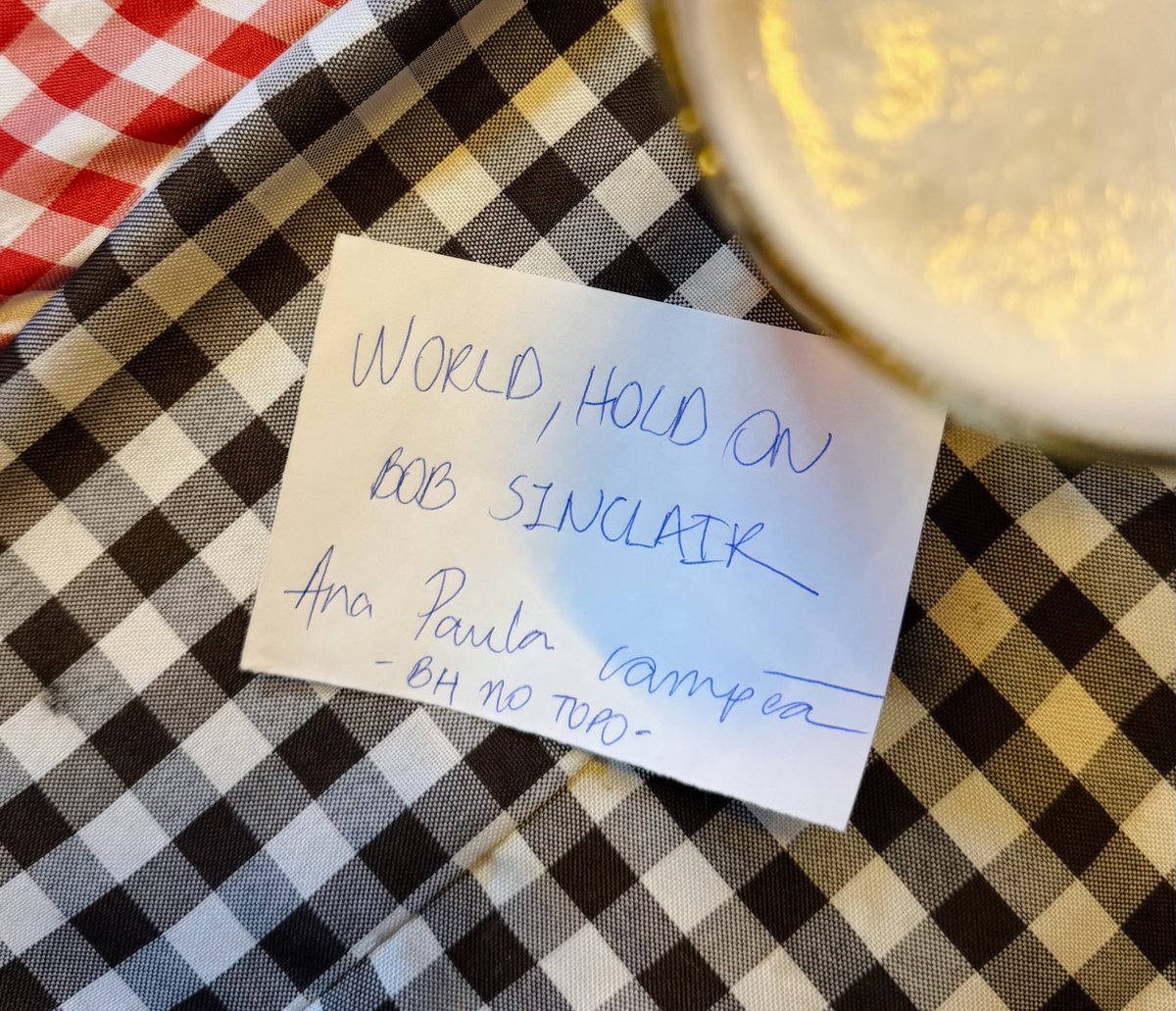 o bar: peça um chope e ganhe uma música
eu: não diga mais nada 

#bbb26 #redebbb
<a href="/anapaularenault/">Ana Paula Renault 🧙🏻‍♀️</a>