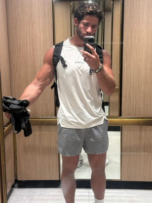 DrewTheGreekGod's tweet image. Thursday night mirror check. What's good? #Flex #Showoff #Muscle