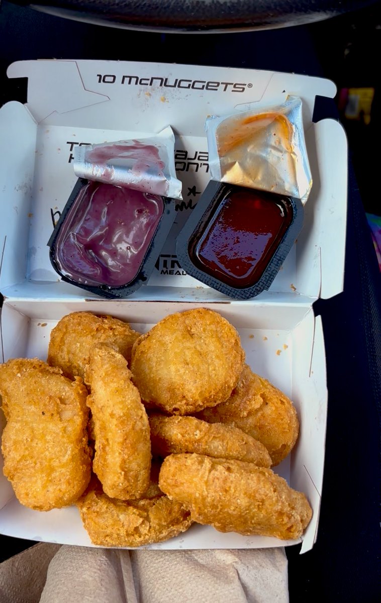 chompy gigante 🎃💜 #caitvi tweet media