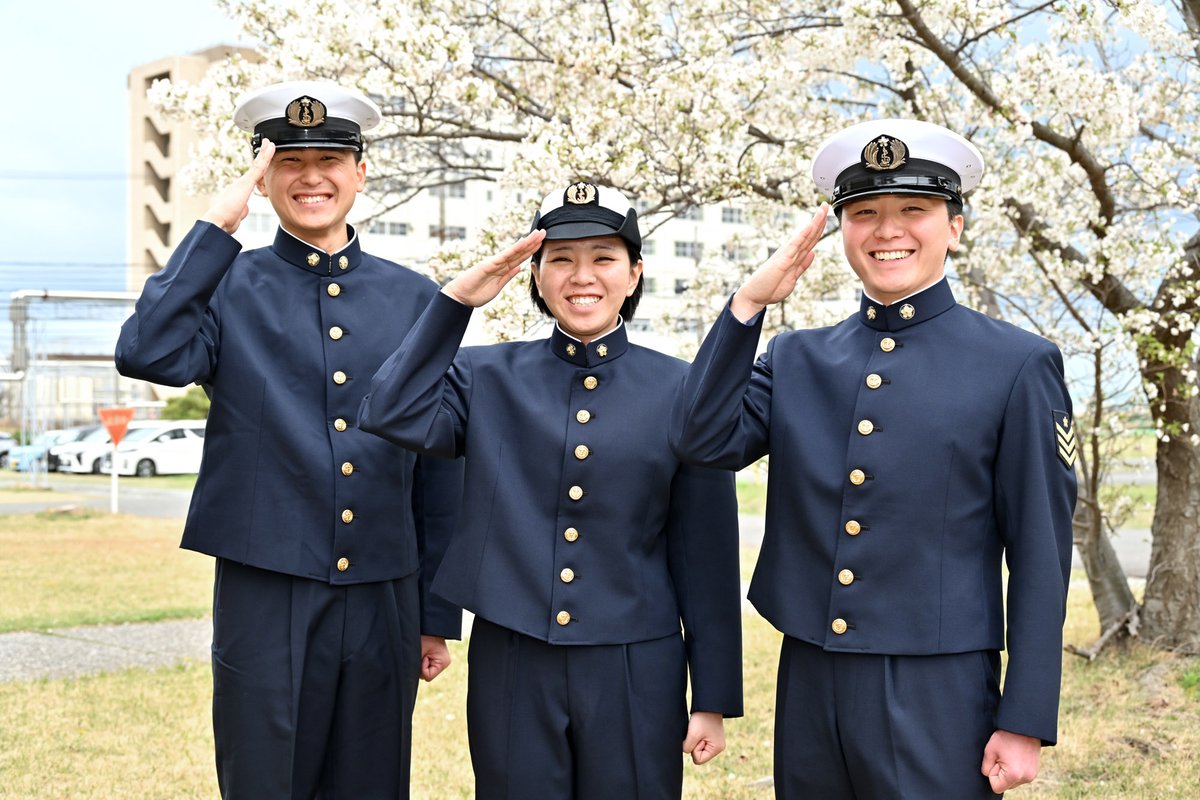 横須賀地方総監部【公式】 on X: "【#横須賀敎育隊日誌】
約２０年ぶりに「７つボタン」の制服が横須賀に戻ってきました！
これから始まる第１期幹部候補海曹課程は、この制服を着用します。
外出時に街で見かけたら声を掛けて下さいね！

#横須賀敎育隊　#横須賀　#七つの海 https://t.co/ZGEch6lHQu" / X