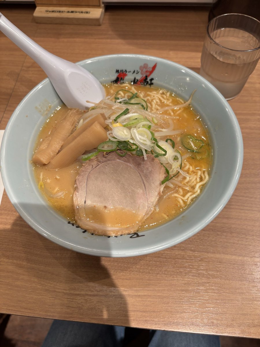 MAMR_0511's tweet photo. 久しぶりの北海道！！
晴れててよかった！
東京より涼しいな〜
空港で旭川ラーメンもたべました！
#北海道
#新千歳空港
#旭川ラーメン https://t.co/MSyDquvQgm