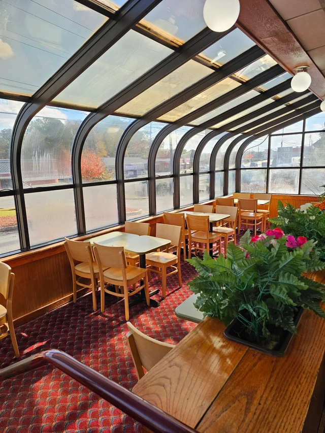 djwallysparks's tweet photo. The sunroom at Wendy's. https://t.co/Vbiuze5fnv