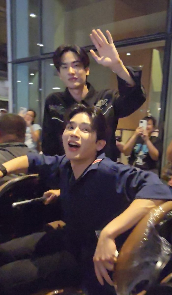 momi 🐶✈️ tweet media