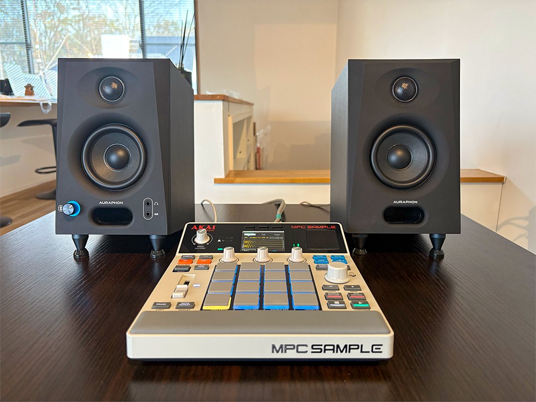 auraphon_JP's tweet photo. 話題沸騰中のAKAIのサンプラー「MPC Sample」と、AURAPHONのモニタースピーカー『PS3』で、ミニマムなビートメイキング環境を構築！

現在開催中の『新生活応援 Sale 2026』で、今ならお得にゲットできます！

▼ご購入はこちら
https://t.co/Zfd2ryYFcc
#auraphon #スピーカー #ビートメイク #dtm https://t.co/a7VZ6ItFwv