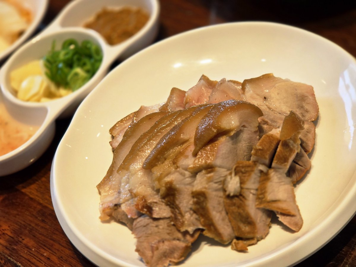 드디어 고기리막국수 영접! 기다리는 손님들에게 90도 인사부터, 한 그릇 대접받는 기분이 너무 좋네요. 
역시나 손님 많은 맛집은 이유가 있네요.