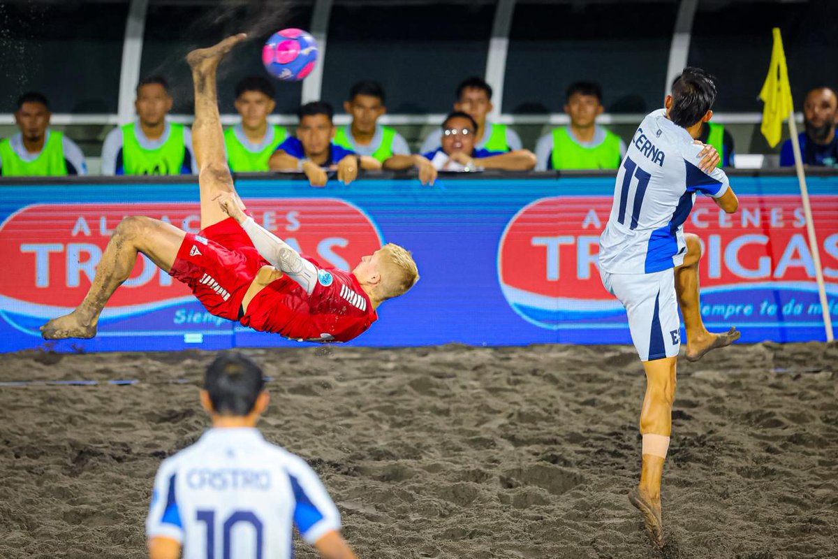 #BeachSoccerCup2026 | ¡La emoción del fútbol playa regresa a El Salvador con la cuarta edición de El Salvador Beach Soccer Cup 2026! Esta noche, la Azul playera se enfrenta a Dinamarca, como parte del inicio del torneo en la categoría masculina. #SecretaríaDePrensa