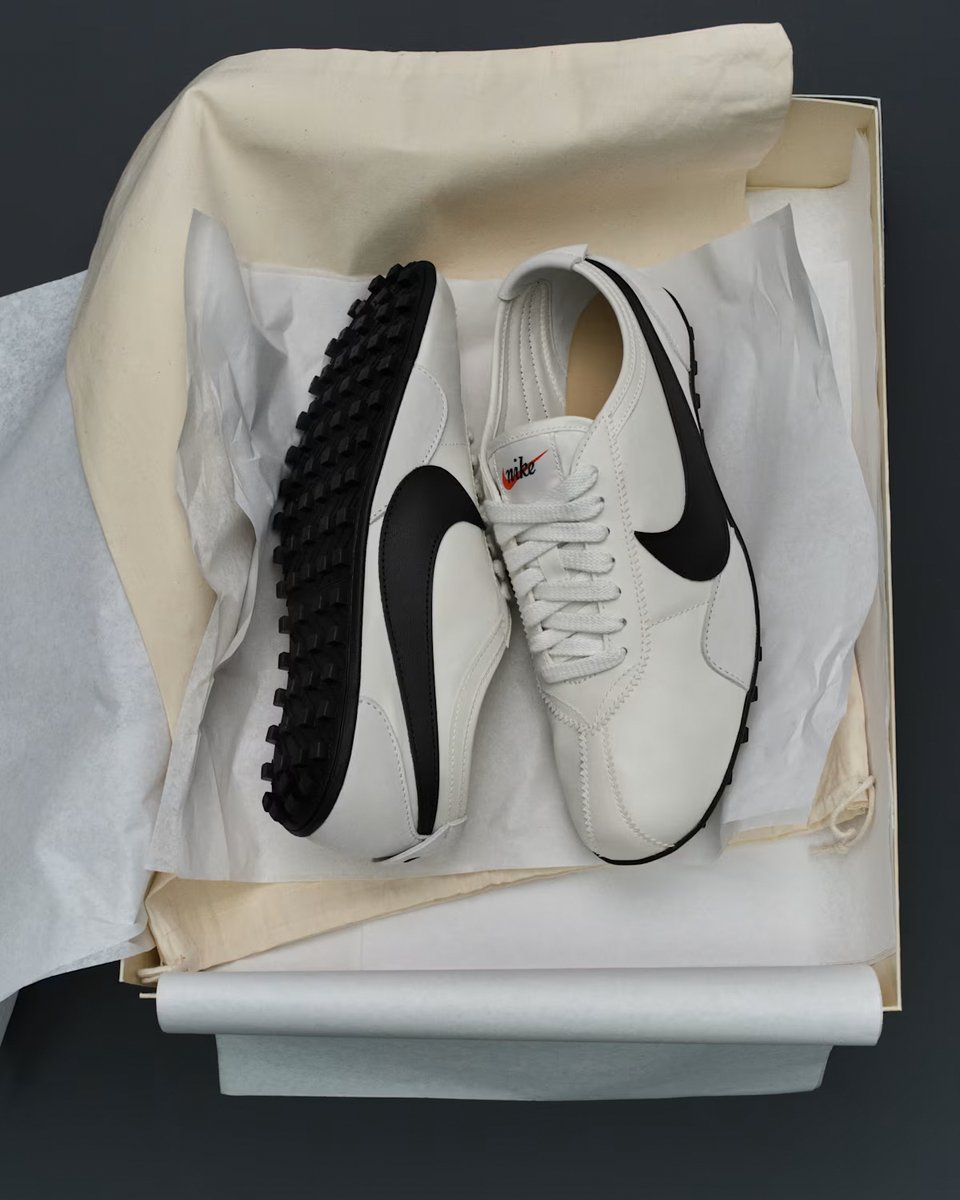 Step through history with the shoe that started it all.

The Women's Moon Shoe 'Soft Pearl and Black'

Available at 10am ET 🇺🇸

go.nike.com/j1rd1yB2bIq