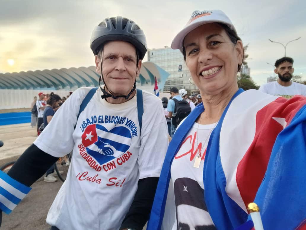 Con motorinas y bicicletas, jóvenes y trabajadores del sistema #MincomCuba se sumaron hoy a la Parada Juvenil Antiimperialista #AquíConFidel, desde G por el Malecón hasta el Parque 13 de Marzo, en #LaHabana. #JuventudCentenaria 
#TumbaElBloqueo
#CubaEstáFirme
#CubaVencerá 🇨🇺