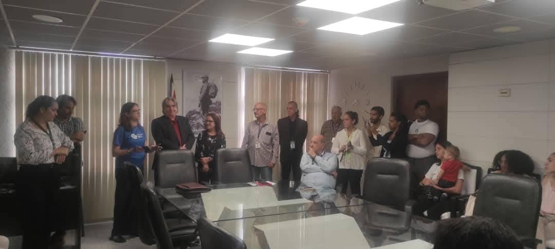 Jóvenes del <a href="/GEIC_DICE/">GEIC</a>  compartieron con directivos y trabajadores del <a href="/IcsCuba/">Instituto de Información y Comunicación Social</a>  en recorrido por Radio Reloj, Canal Caribe y nuevos estudios de TV Digital. Hermosa manera de celebrar los aniversarios de la UJC y la OPJM.  
#JuventudCentenaria 🇨🇺 #CubaPorLaTransformaciónDigital