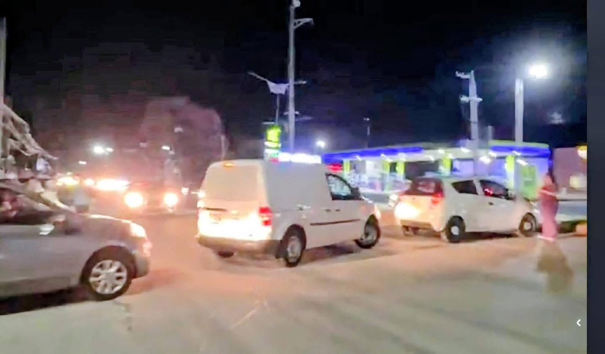 #Entérate Hartos de la falta de energía eléctrica, vecinos de la colonia FOVISSSTE 1 etapa de #Chetumal,  bloquearon la avenida Insurgentes a la altura de la plaza las Américas, porque llevan más de 24 horas, sin el servicio energía eléctrica de la <a href="/CFEmx/">CFEmx</a>