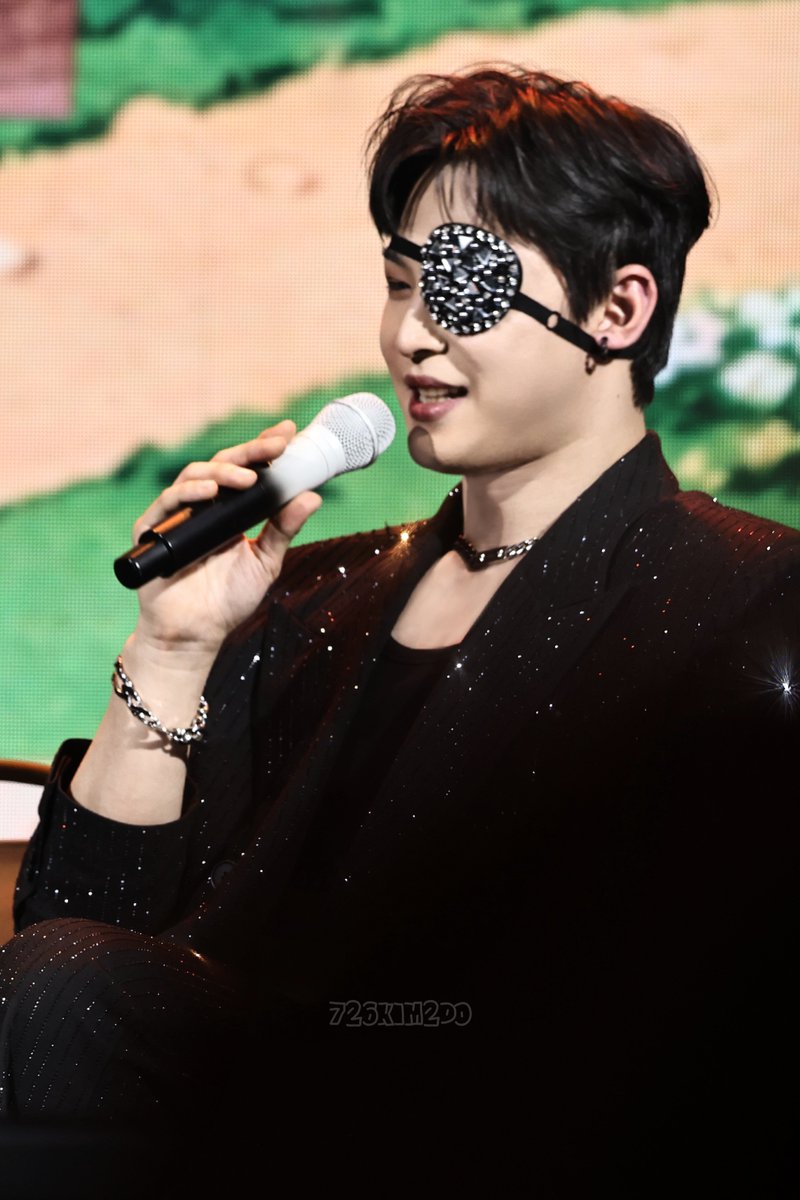 726KIM2DO's tweet photo. 260322 ONEUS FANCON <US’s ISLAND>

🎤✨️

#원어스 #이도 #ONEUS #LEEDO #김건학 https://t.co/khe9y2Csop