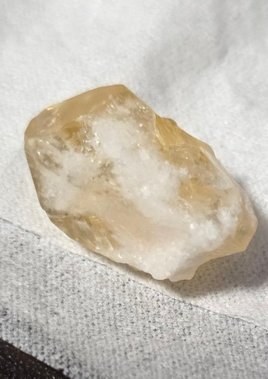puchi_stone's tweet photo. 博石館の原石さがしで入手したシトリン、
同じようなのが二つあるから片方磨こうと思います。

なんか白いのがわちゃわちゃしてるけど
どこまで綺麗になるか挑戦。
ていうかこの白いのって何なんですかね？
結晶化できなかった石英？ https://t.co/5iknFfguWG