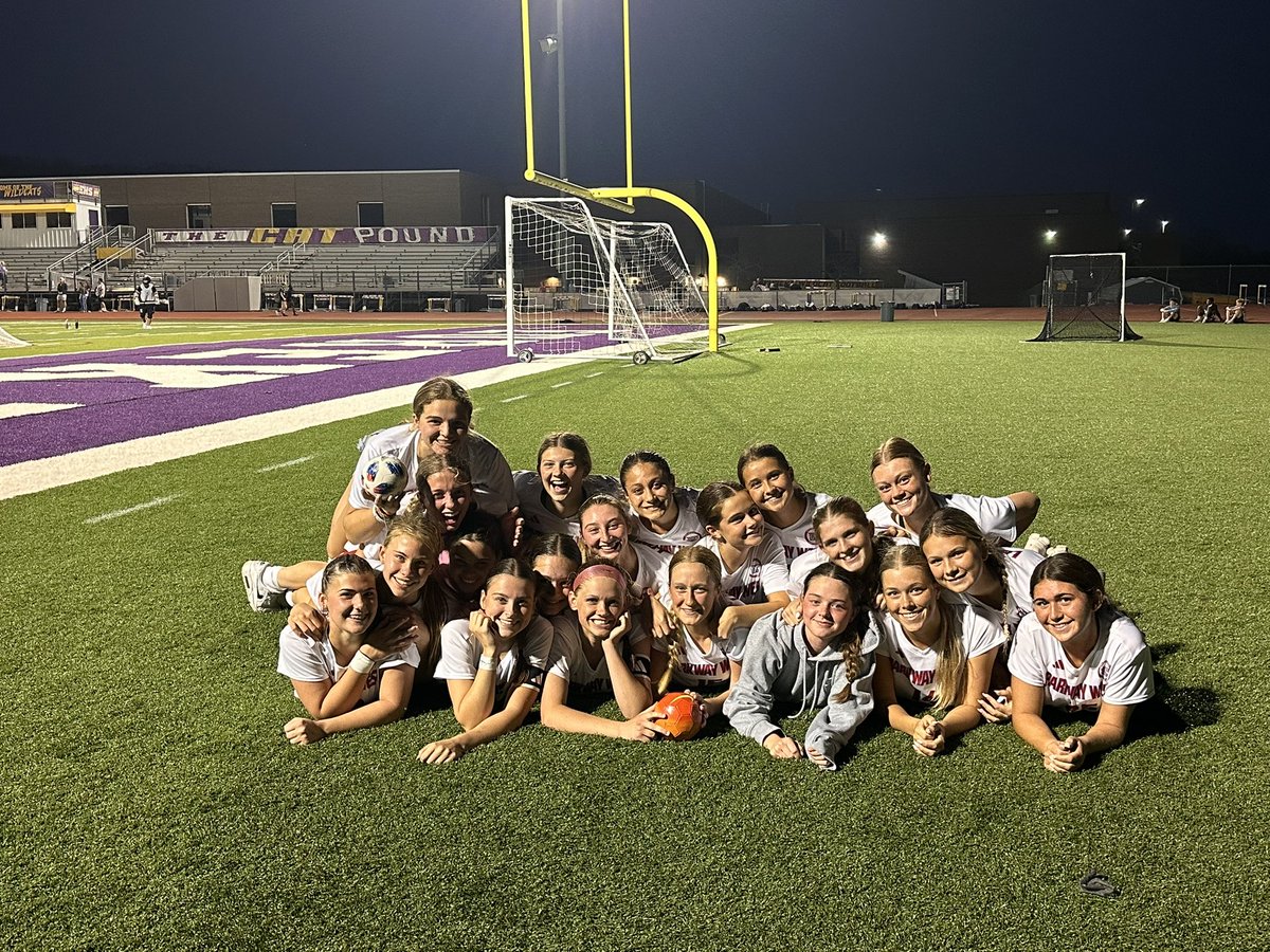 Parkway West Girls Soccer #HornsUp 🤘🏻 tweet media
