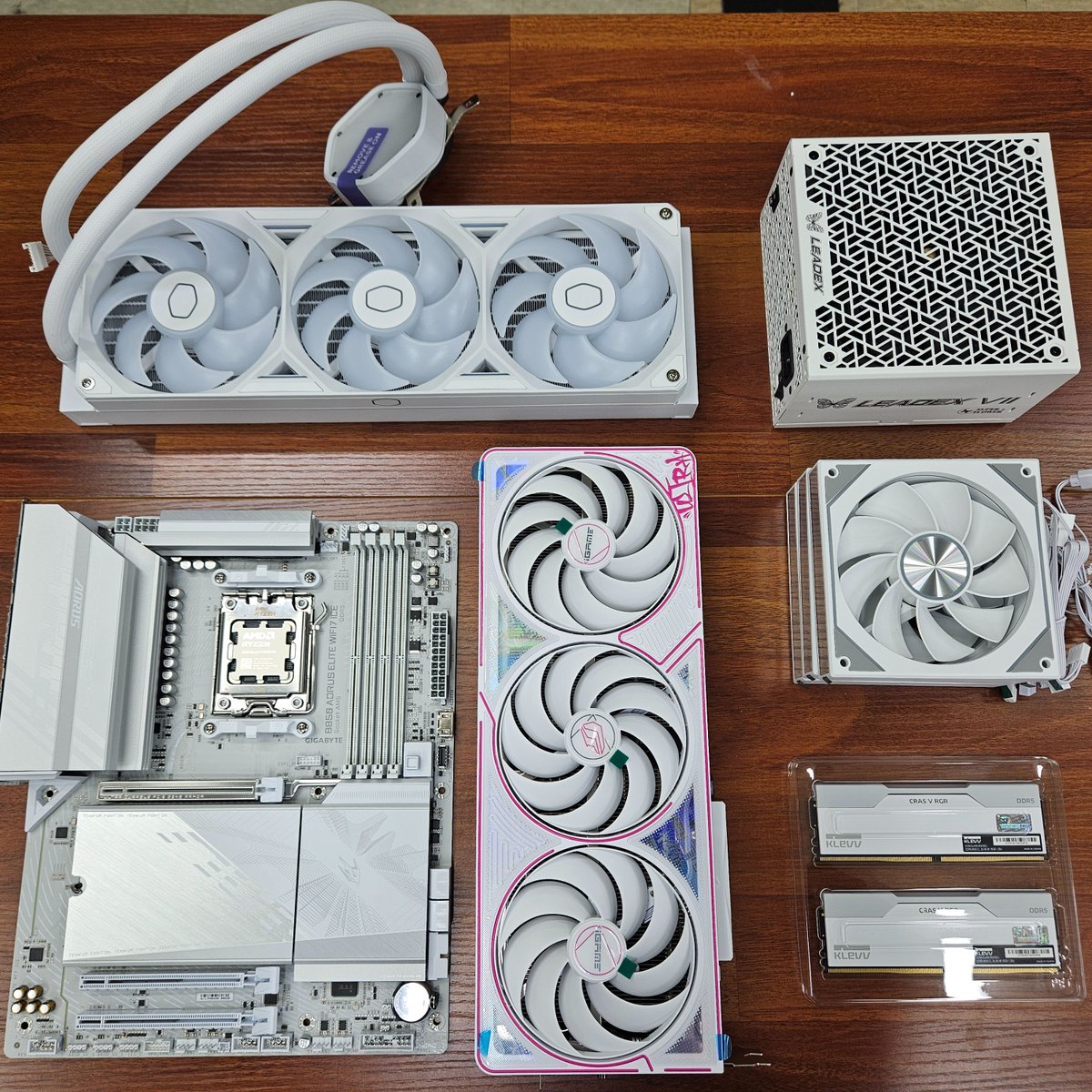 comshine_pc's tweet photo. 라이젠 9800X3D + RTX 5080 풀 화이트 고성능 게이밍 PC "절제된 화이트 감성, 타협 없는 게이밍 성능"

견적 및 상담 문의 카카오톡 → https://t.co/YlHIp5NuDr
#컴샤인 #화이트게이밍PC #라이젠9800X3D #RTX5080 #조립PC https://t.co/18JOEDcCC0