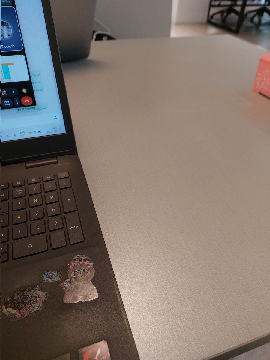 khdjst's tweet photo. pernah ga lu pas meeting terus lu memaki laptop karna bapuk dan semua org di room meeting denger itu? 🙂
yak w pernah!  meetingnya ga sama internal doang tapi eksternal jg. 
kenapa bisa? w kira laptopnya udah mati ternyata cuman black screen &amp; mic w masih nyala. dieeeee 🫠 https://t.co/UpaIdMDtoS