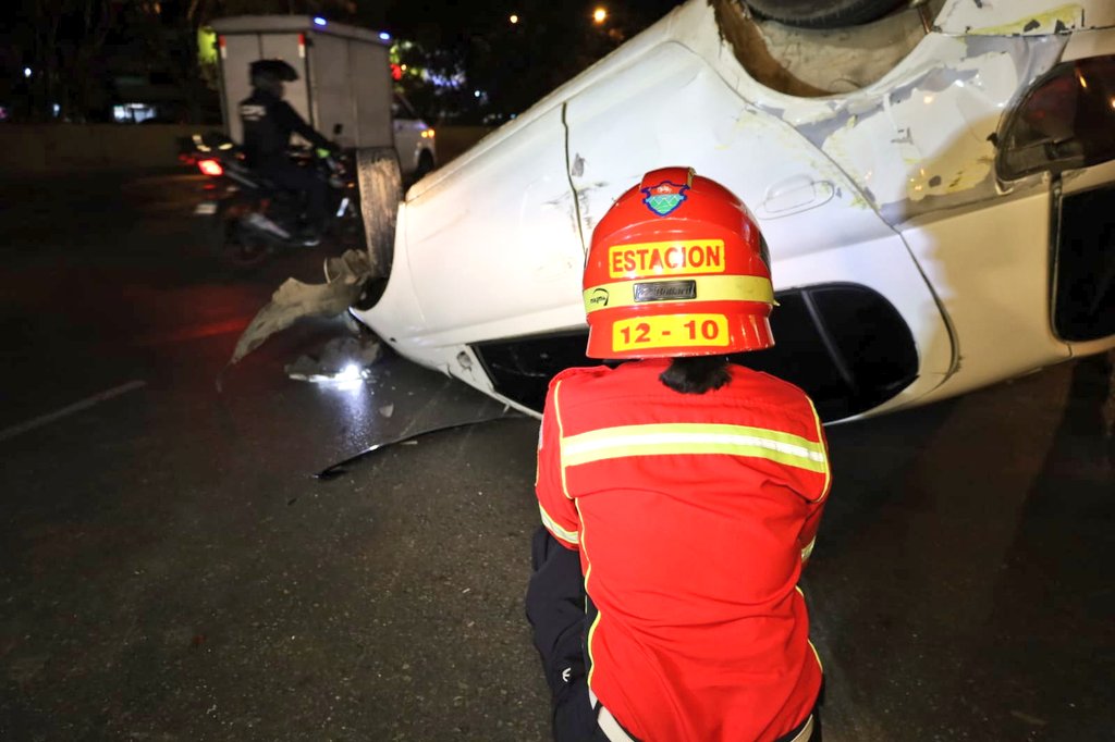 vichoguate's tweet photo. AHORA:

Vehículo volcó en Calzada Roosevelt y 1ra. Avenida zona 7, cerca de El Trébol. 

Conductor atendido en el lugar. https://t.co/1mTYPMRpFk