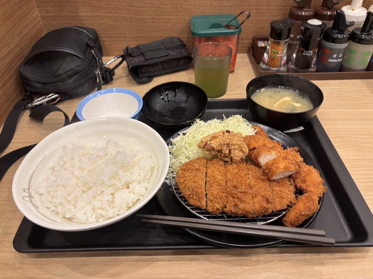 smy_papa's tweet photo. ( *´꒳`*)ﾉｺﾝﾁｬ~

最近チャリンコルールが変わって🚴‍♀️
チャリ通のワイは内心ビクビクしてます🫠

仕事帰りパッケージに負けて買ってしまったoh(´・ω・｀)...

ギルティ炭酸🤘😎🌟

…外国の味がする…🤔🤔🤔

うまトマは間違いない👍🏻(　ﾟдﾟ)ﾝﾏｯ!

最近の飯テロ置いときます🤤 https://t.co/C0LA6KOzYb