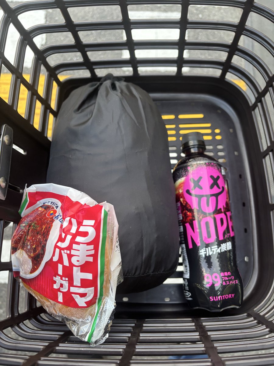 smy_papa's tweet photo. ( *´꒳`*)ﾉｺﾝﾁｬ~

最近チャリンコルールが変わって🚴‍♀️
チャリ通のワイは内心ビクビクしてます🫠

仕事帰りパッケージに負けて買ってしまったoh(´・ω・｀)...

ギルティ炭酸🤘😎🌟

…外国の味がする…🤔🤔🤔

うまトマは間違いない👍🏻(　ﾟдﾟ)ﾝﾏｯ!

最近の飯テロ置いときます🤤 https://t.co/C0LA6KOzYb