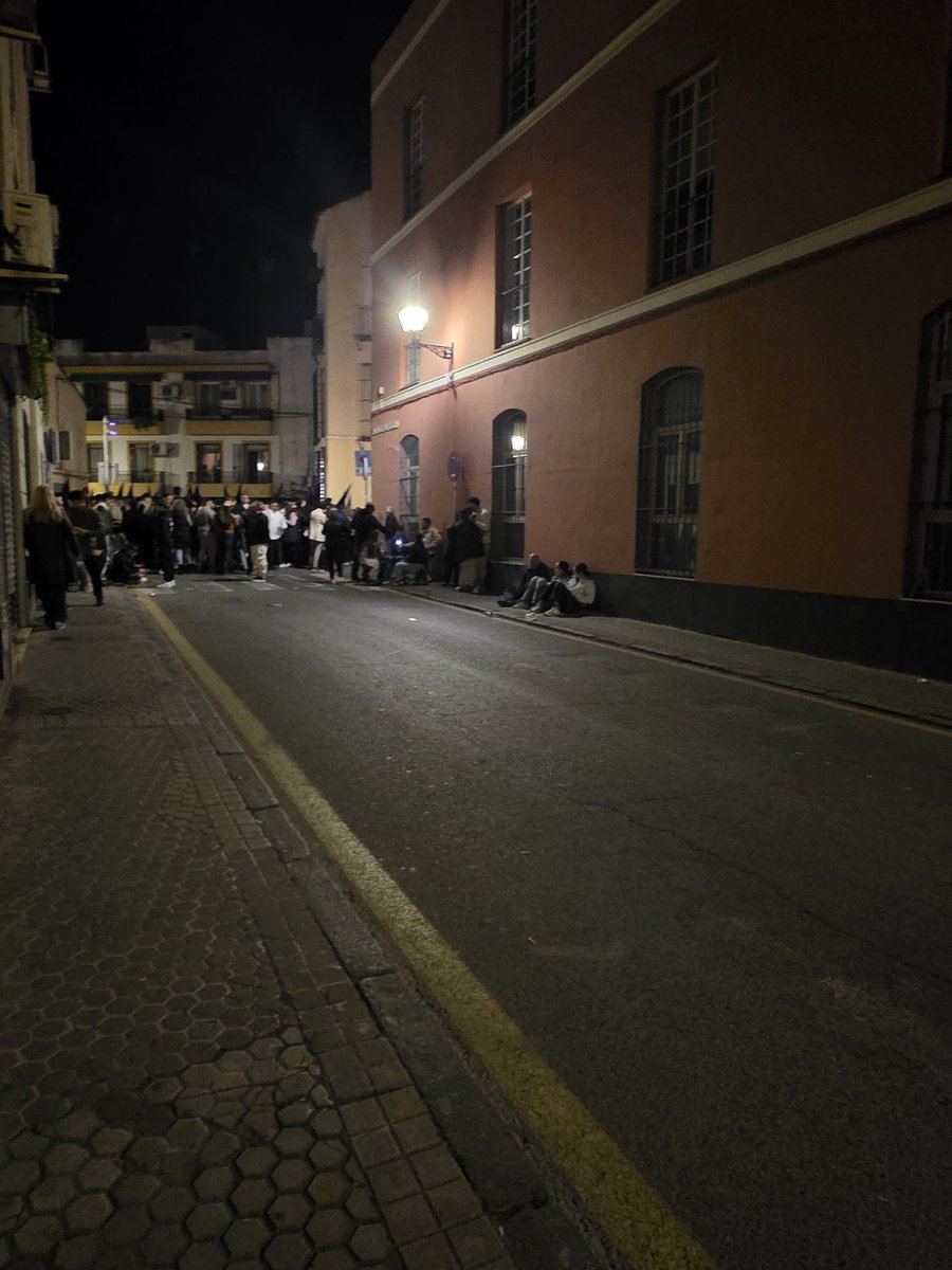 natalymr96's tweet photo. La gente esperando al Cristo de los Gitanos/La gente que se queda a ver la Virgen #Ssantasevilla26 https://t.co/n958F9Zz1z