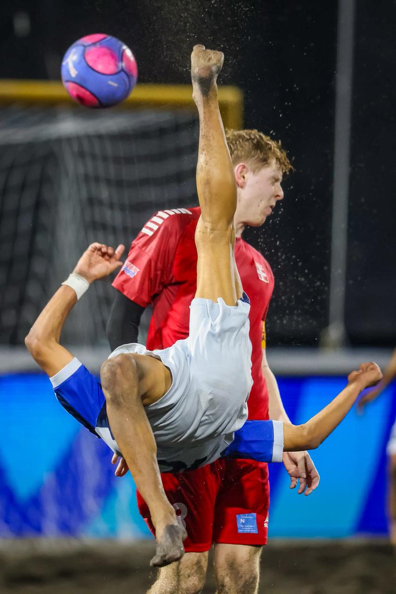 #BeachSoccerCup2026 | Al minuto 8 del tercer período, Dinamarca consiguió ponerse en ventaja cuando Axel Damm marcó el segundo gol para su equipo. Sin embargo, la Azul playera siguió presionando y, apenas ocho segundos después, Edwar Vásquez volvió a igualar el marcador 2-2.