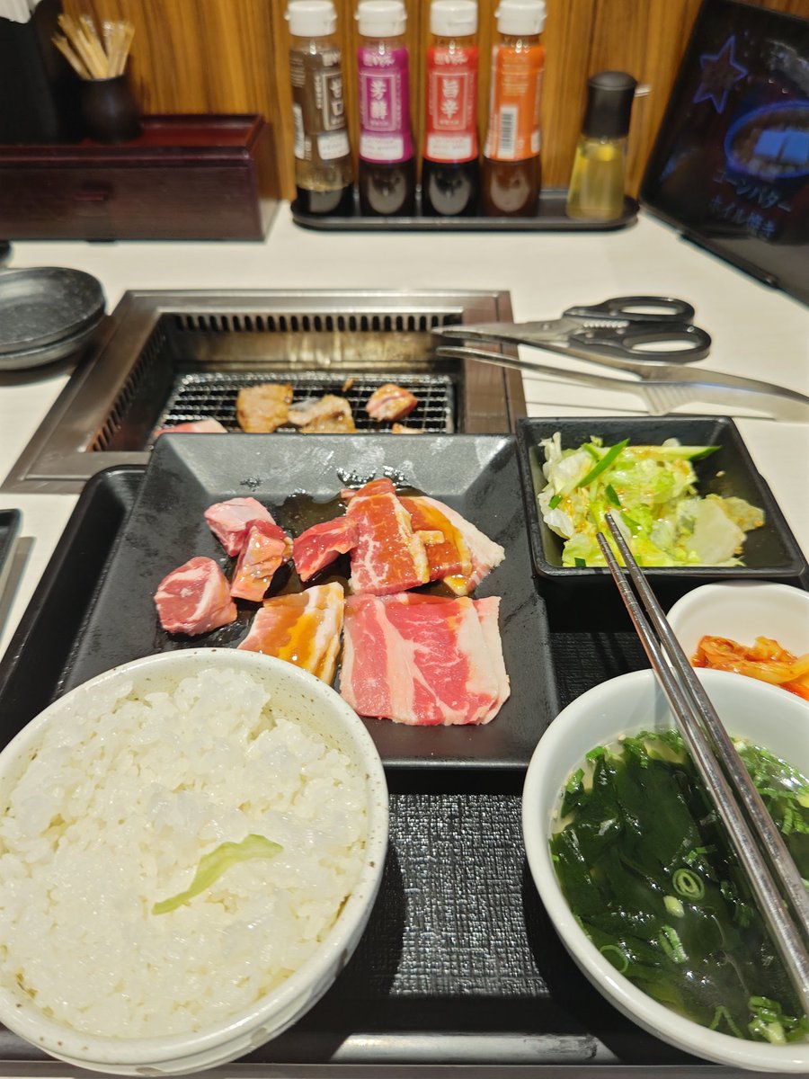tom_atom194's tweet photo. 一人焼肉ランチね。
春休みで学生たくさん。 https://t.co/QtkIJieE4e