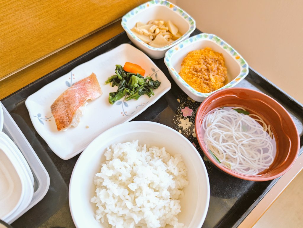 ☀️昼☀️
ついに普通の米になった‼️
ちなもう一段階上の飯の種類があるらしい🤔
#病院食