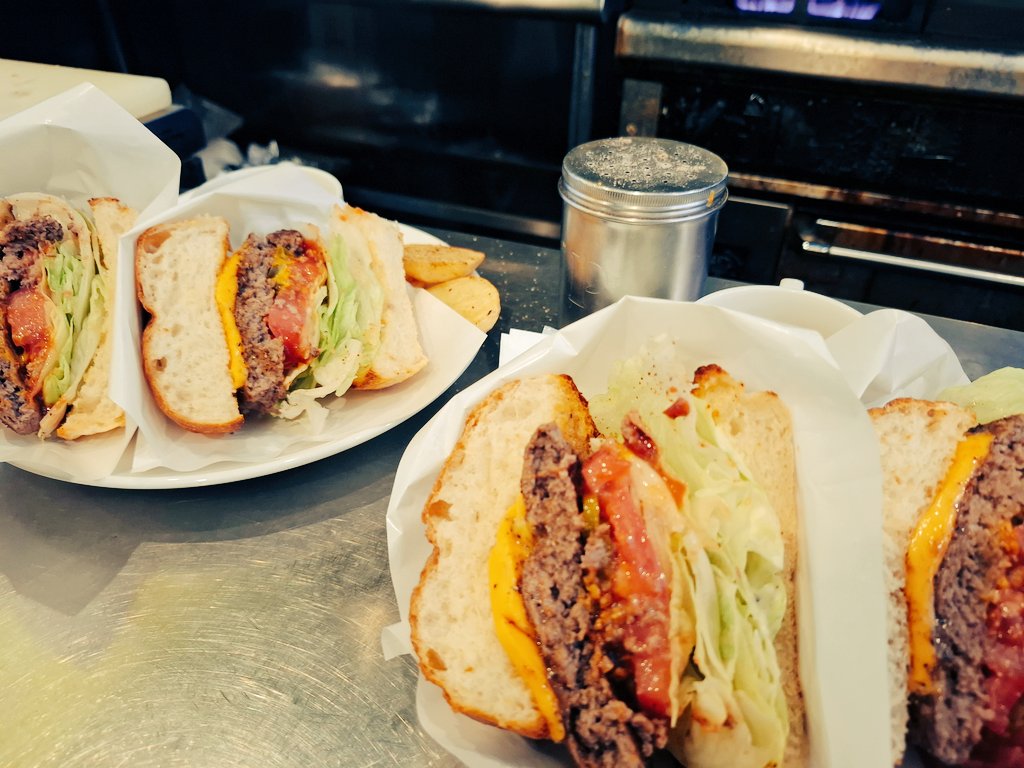 フェニックスバーガー tweet media