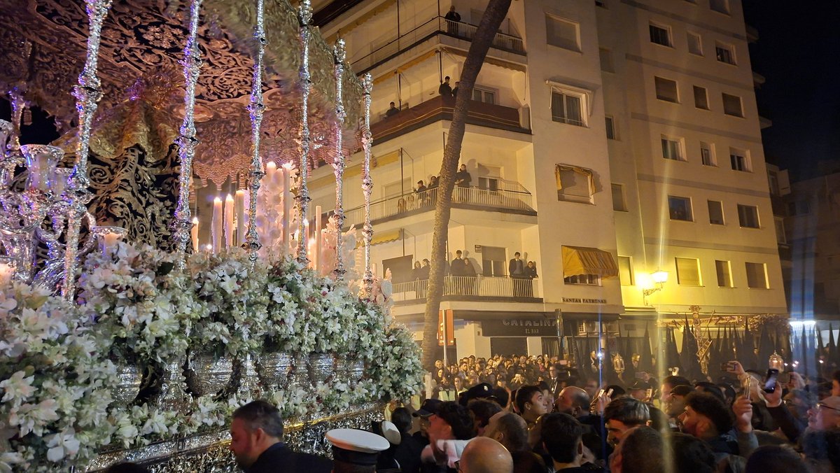 Saludo histórico de la Esperanza de Triana a los hermanos del Gran Poder

#Madrugá26 #EsperanzaDeTriana