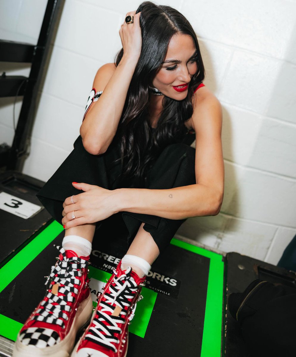 WomensQueens's tweet image. Brie (@NikkiAndBrie) backstage at #MSG on #WWERaw ❤️❤️❤️😍🔥 #BrieMode