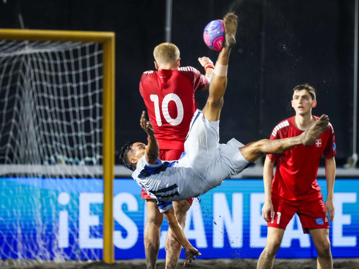 #BeachSoccerCup2026 | En un cierre intenso del encuentro, cuando restaban 56 segundos para finalizar el tercer período, Axel Damm firmó su doblete en el partido y marcó el gol que le dio el triunfo a la selección de Dinamarca sobre El Salvador, con marcador de 3-2, en un