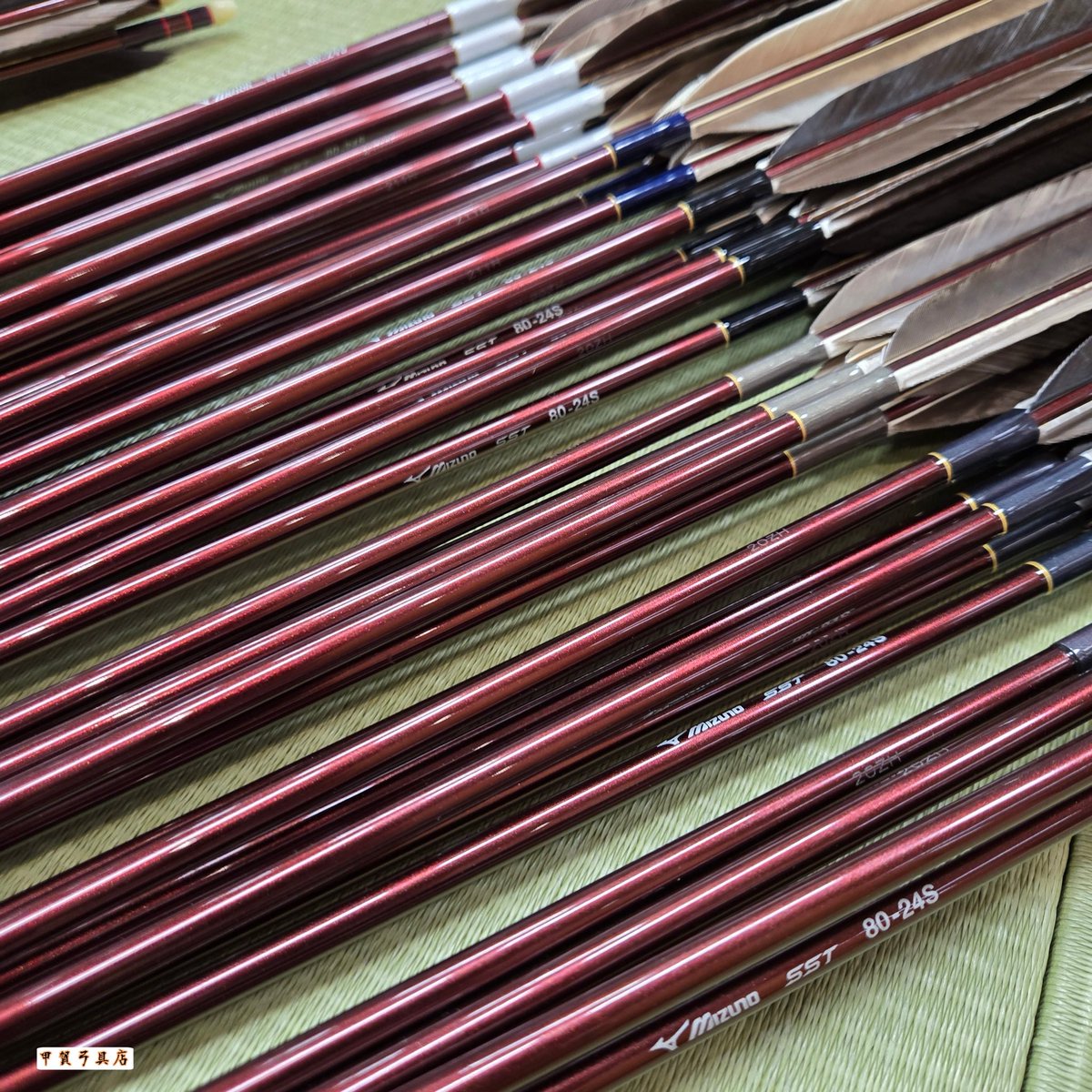 Kouemon5th's tweet image. MIZUNOカーボンシャフトSST8020s・SST8024sが再入荷いたしました✨！

当店の入荷分は今回が最後になります📢‼️

一部オンラインショップに掲載していない矢もございます💡
SSTをお探しの方は、静岡　甲賀弓具店までお気軽にお問い合わせください🗻

kouga-kyugu.com/category/item/…

#SST #弓具 #弓道