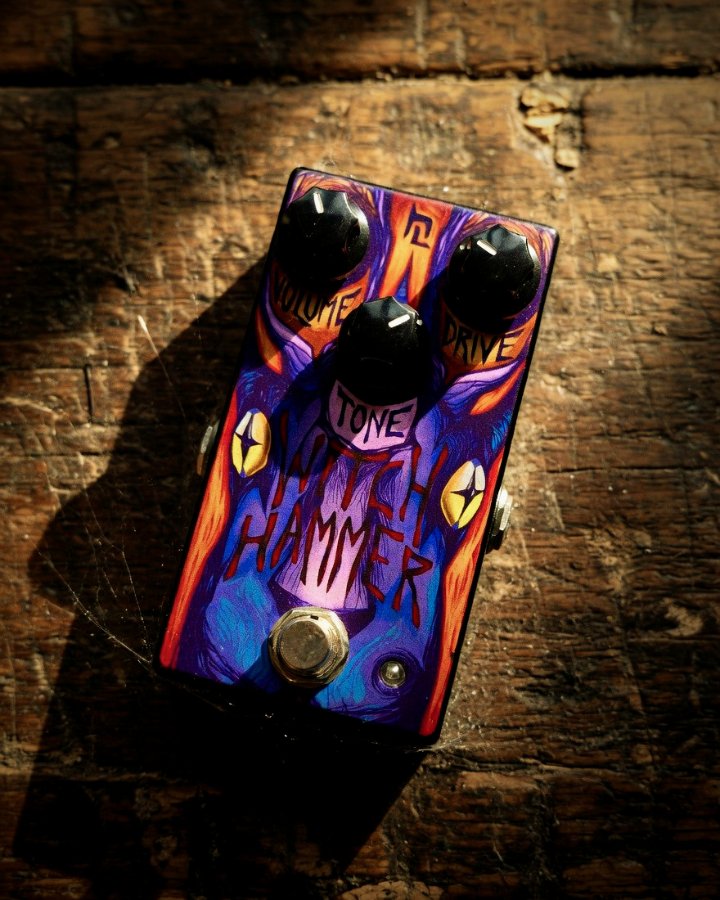 HauntedLabs's tweet image. The Witch Hammer in its element. We focused on massive headroom and a wide frequency sweep to keep things articulate even at high gain. It’s a heavy-hitting drive that still lets your guitar breathe.

#WitchHammer #HauntedLabs #Pedalboard #BoutiquePedals #StonerRock