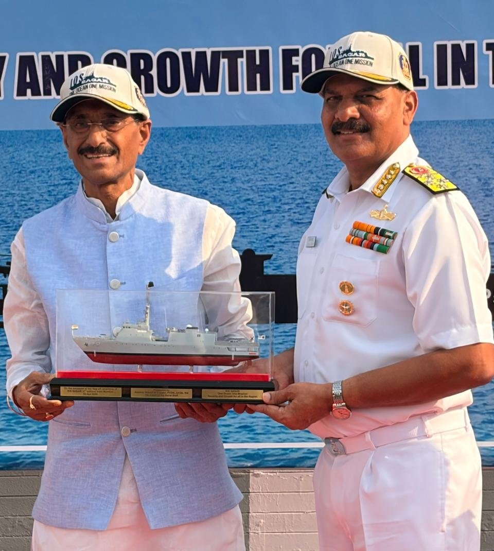 airnewsalerts's tweet image. 🔸Minister of State for Defence @SethSanjayMP flags off Indian Ocean Ship (IOS) #SAGAR from Mumbai. 

🔸He says IOS SAGAR reflects India’s vision of leadership through partnership, strength through unity, and progress through peace. He highlights the Neighbourhood First policy