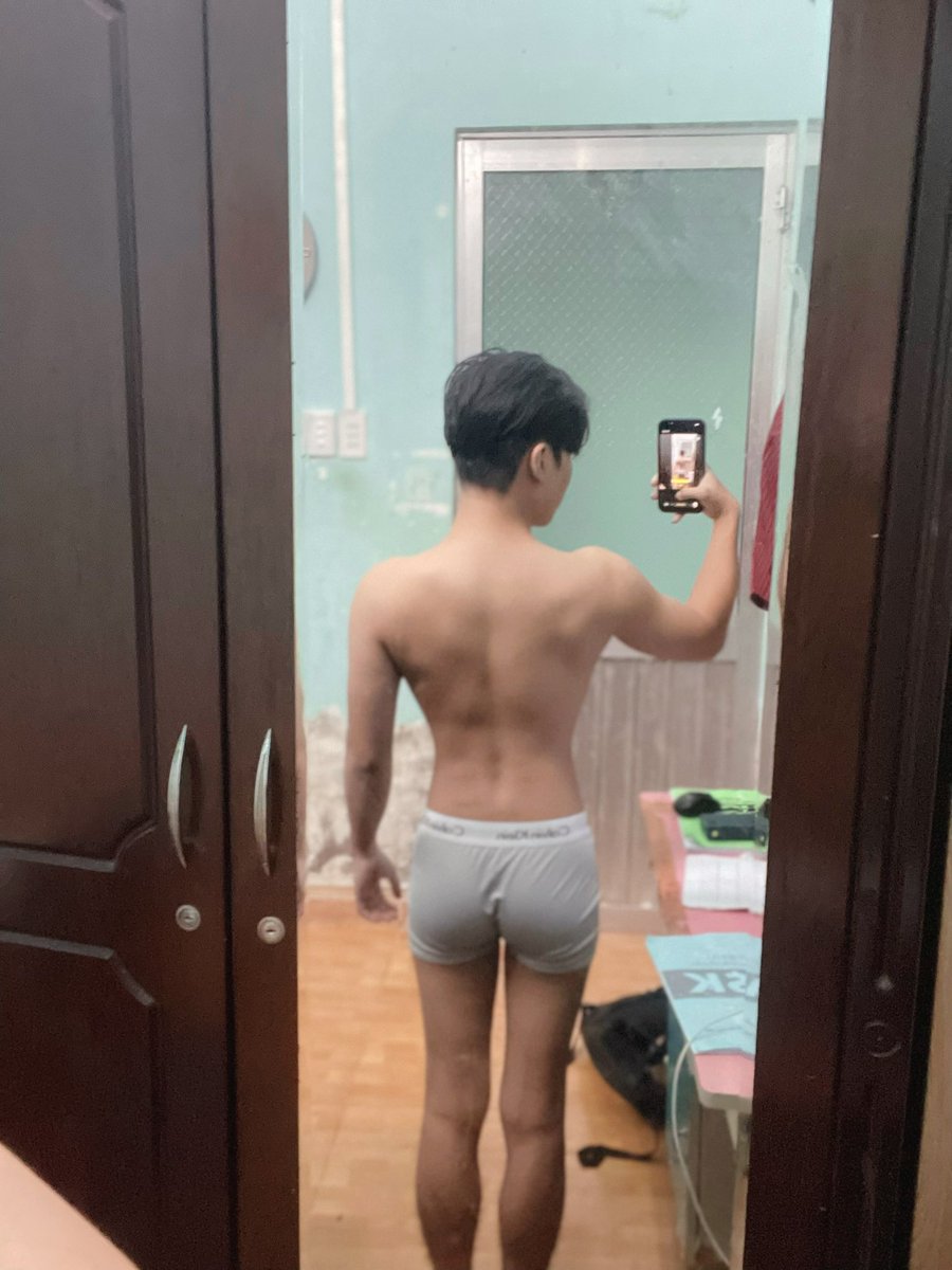eddieised's tweet photo. Bot mang bờ lưng chị d��u. Riết toàn bị nhận là top k luôn á trời https://t.co/0w8slg16Z0