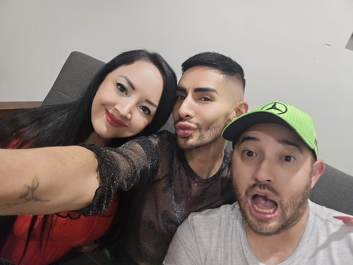 DramaQueenRemix's tweet photo. Y nos aferramos la verdad! Lo bueno que era una #CopaLigera 🤣 Te adoro hermana @MaryMolinaOro 🖤 #Rodrigo 🖤 las amigas de #Torreón 🖤 https://t.co/aaKcFWikp2
